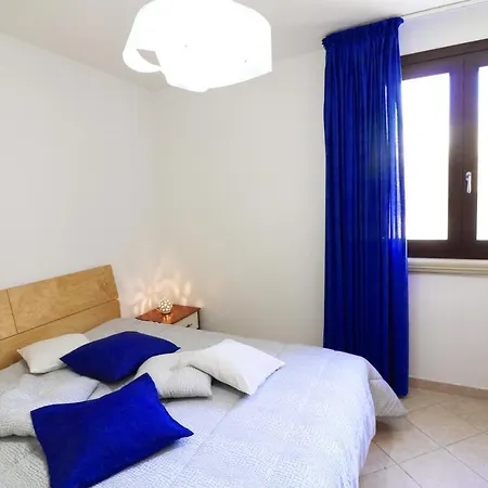 Vakantiehuis Flat Desire Close To Beaches With Sight Castle, Terrace, Wi-fi
